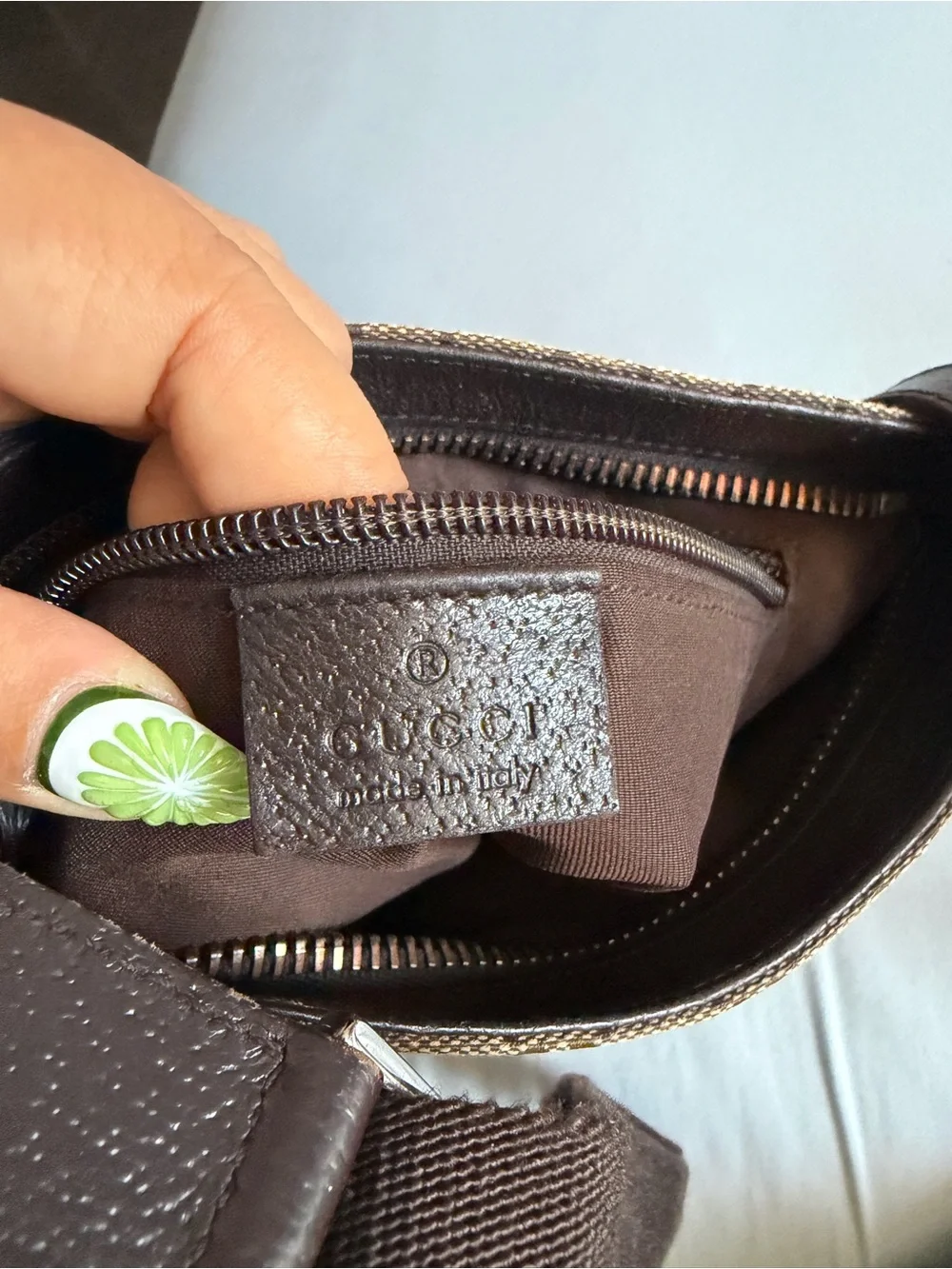Gucci signature gg